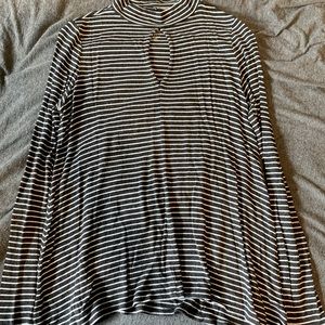 Long sleeve, key hole neck, American Eagle